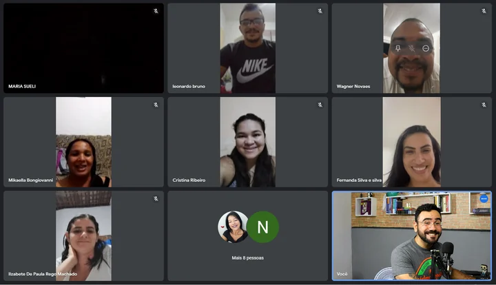 Alunos reunidos em uma aula ao vivo do Projeto 2X+